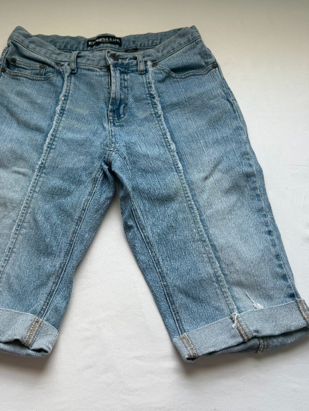 Express Jeans Y2K Low Rise Denim Capri Pants Cropped Flare Light Wash Stretch